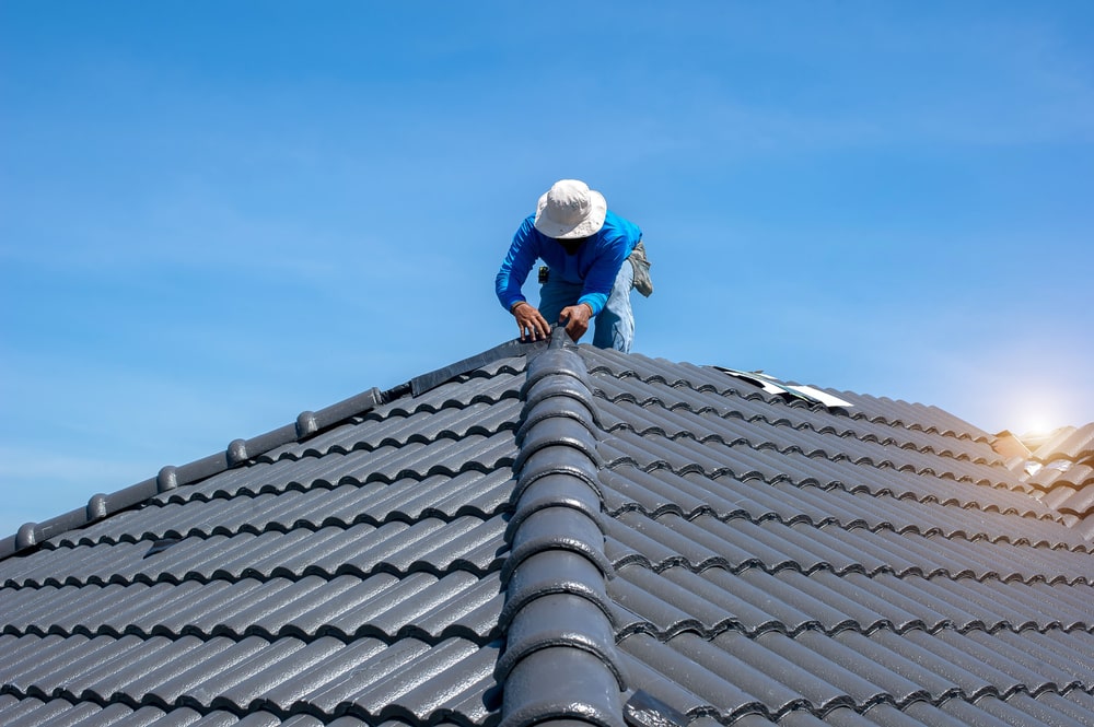 Choisir la meilleure couverture de toit pour une pente faible : conseils et matériaux adaptés